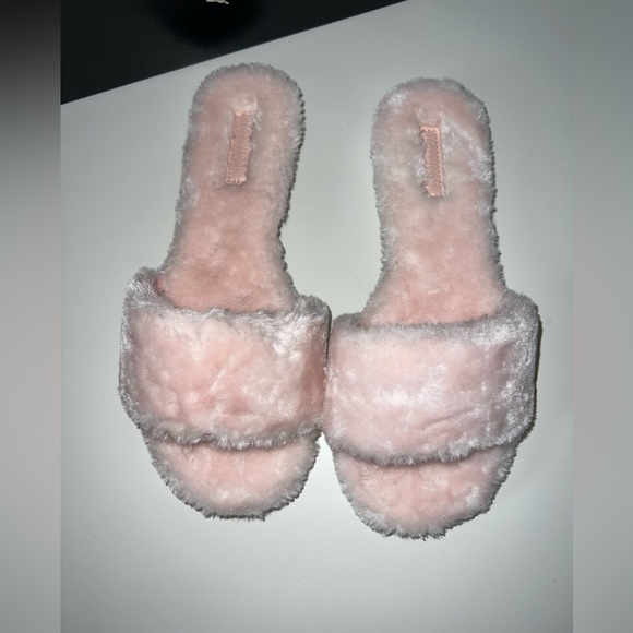 Pink fuzzy house slippers size 7 women’s - Picture 1 of 5